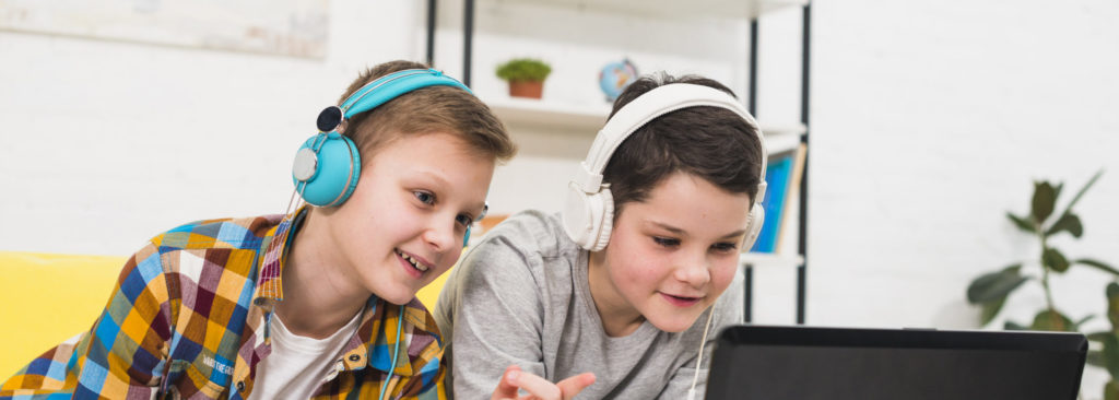 Jungen gamen am Laptop, ab wann spricht man von Computerspielsucht